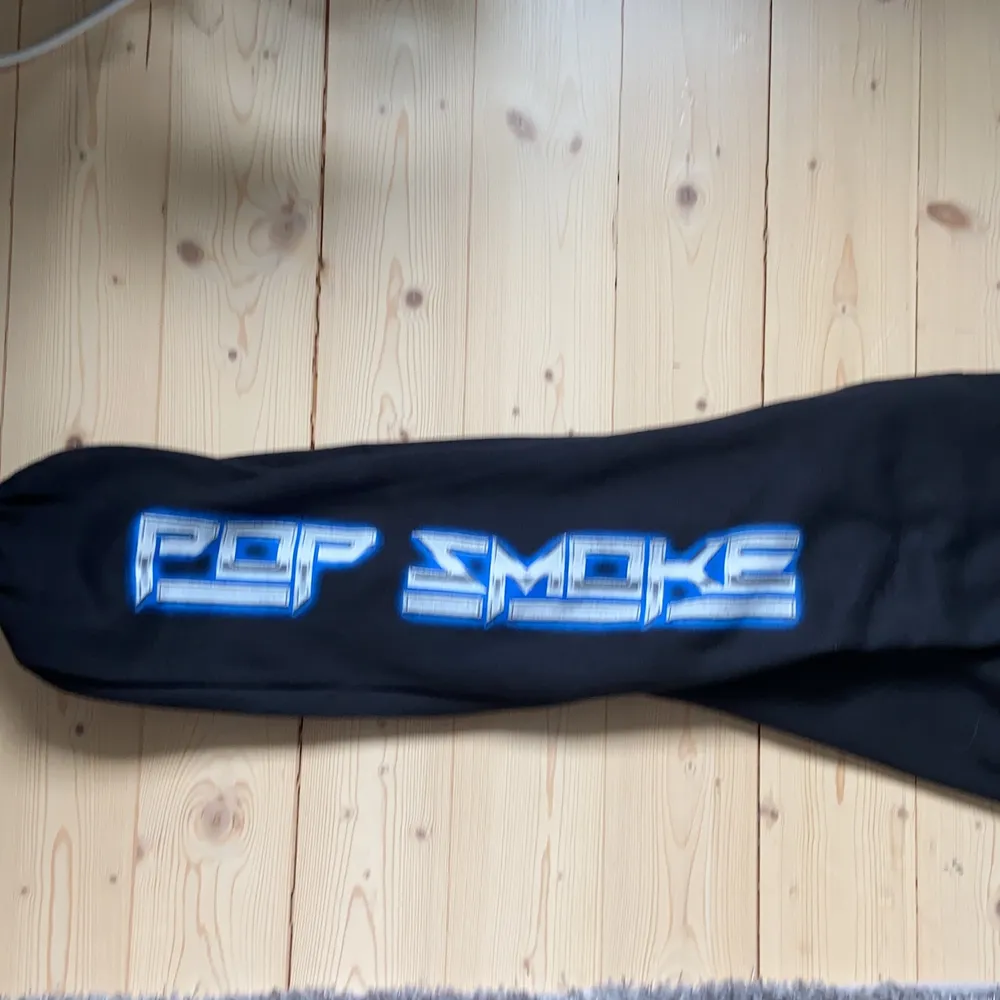 Sweatpants med Pop Smoke tryck som är köpta från Pull&Bear. Storlek L sitter lite mindre i storleken. Lägg ett Bud i kommentarer eller DM.. Jeans & Byxor.