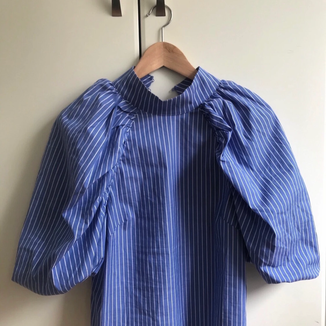 HELT NY H&M BLÅ BLUS TOPP SOMRIG STRL XS - 90