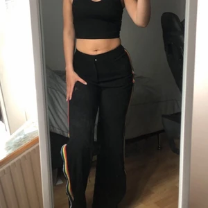 Slutsålda byxor från Zara - Säljer mina slutsålda byxor från Zara i storlek S! Buda i kommentarerna 🤍 Skriv gärna om ni har frågor