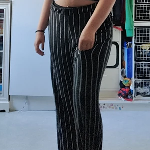 Randiga byxor - Använda max 2 gånger. Väldigt skönt material. Väldig stretchinga. Kan sys in. Ref: jag är 156cm och oftast M/L. 