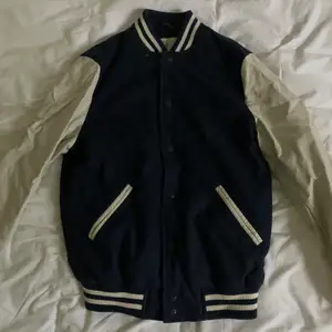 💙 Varsity jacket, mörkblå, herrstorlek M, i bra skick 💙  fraktar för 66 kr
