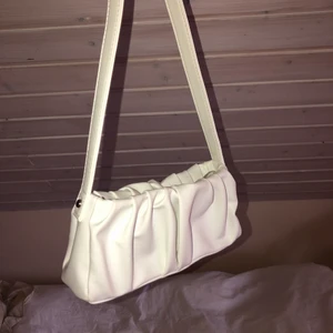 Baguette väska  - Snygg vit liten väska i bra kvalite. Köptes för ett tag sen men sparsamt använd, inga slitage. 100kr + frakt💞💞
