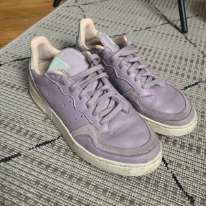 Adidas sneakers ljuslila - Ljuslila sneakers från Adidas i storlek 40