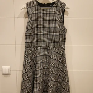 Fin klänning (svart, vit, grå)  - Klänning från Gina Tricot i storlek 38. Ej använd✨ Frakt tillkommer 💕