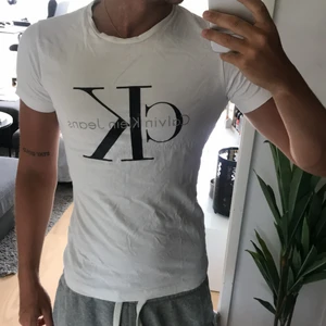 Vit Calvin Klein t-shirt storlek S - Vit Calvin Klein t-shirt storlek S. Lite sliten i trycket där av priset. Billigare vid snabb affär.