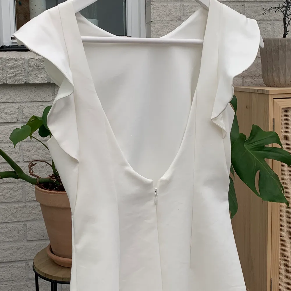 Säljer nu min fina vita klänning med öppen rygg från DM retro. Perfekt för student/examen eller bara till sommaren. Endast använd en gång. . Klänningar.