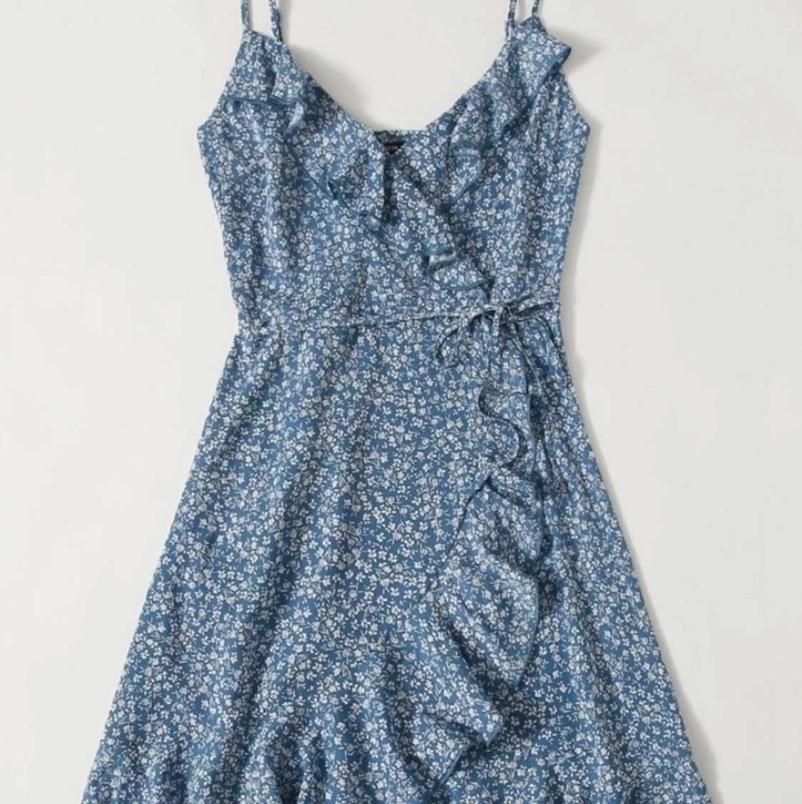 Blå blommig klänning - 90