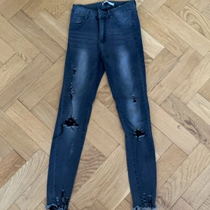 Svarta jeans  - Svarta jeans i storlek 36