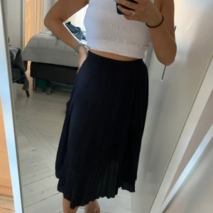 Plisserad kjol, mörkblå från H&M - Superfin plisserad kjol från H&M