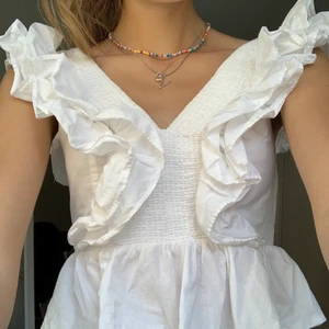 Hm topp - Så himla fin men har tröttnat!! Bra material och massa fina volanger och snygg med en stickad tröja över också😍 har två små beige fläckar längst ner (se sista bilden). Har inte försökt få bort dem så kanske går bort i tvätten/med vanish