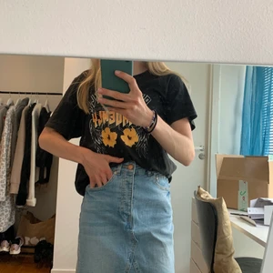 Jeanskjol - Snygg jeanskjol från Gina Tricot i ljusblå färg! Bra skick☺️strl 34! 