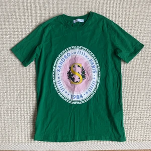 Sandro t-shirt  - Bra skick, som ny! Använd ett fåtal gånger