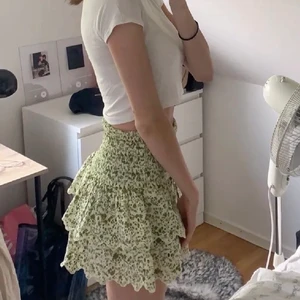 Volangkjol - !!Lägger upp igen pga oseriösa budare, buda endast om ni vill ha kjolen (budet är bindande)!! Säljer denna assnygga slutsålda kjolen från zara😍😍 får själv inte någon användning av den! 🥳💗 Buda eller köp direkt för 400kr+ frakt