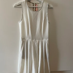 Fin vit klänning  - Säljer denna superfina vita klänning. Den är storlek 40 men passar mig som är en xs. Beror nog på vilken passform man föredrar. Passar bra till alla tillställningar🌸 säljer den för att jag inte fått så mycket användning på senaste tyvärr. Hoppas den passar bättre i din Garderob 🌻🌻 aldrig använd. nypris ligger på 1050