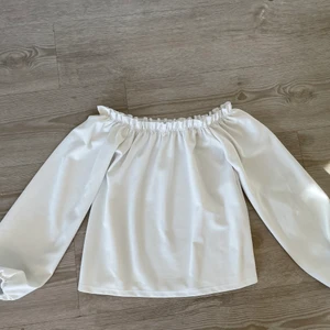 Offshoulder  - Snygg offshoulder tröja från Nelly i storlek XS