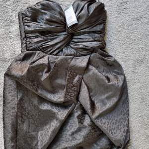 Svart klänning i storlek 42, oanvänd. 150 kronor 