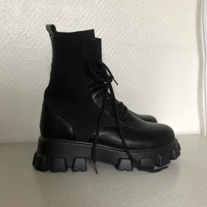 Boots kängor  - Sjukt snygga boots / kängor i stil med dr martens. Köpta online förra året, kommer inte ihåg vilken sajt. Använda en gång. Storleken är en stor 39:a skulle jag säga. Du får gärna ses och prova dom.