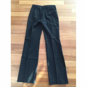 Kostymbyxor - Randiga kostymbyxor från märket Alysi. Köpta på Vestiare Collective men tyvärr för små för mig. Dem är storlek 38, men sitter snarare som 36/34.