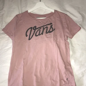 Smutsrosa vintage inspirerad T-shirt - Smutsrosa vintage inspirerad T-shirt från vans. Jättefint skick och supersnygg, storlek M💖