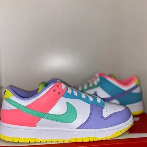 Nike dunk Low Easter - Helt nya med kvitto och box Storlek 40  Pris: 1150kr Meetup I Stockholm men kan fraktas för 66kr . Har många refs 🙌