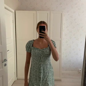 Blommig klänning  - 1 år gammal använt 2 gånger 