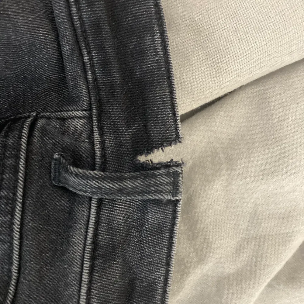 Mörkgrå högmidjade flare jeans som sitter snyggt på benen och rumpan. Säljer dem eftersom att jag inte använder högmidjade jeans. Innerbenslängd 78cm. Den har en defekt (som syns på bild 3) på höger och vänster sida i midjan. Skriv för mer info!❤️. Jeans & Byxor.