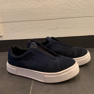 Eytys skor - Eytys sneakers köpta på Nk i sthlm. Mörkblåa i nylon med vit sula. De är använda men jag har tvättat dom så i fint skick.💕🌷💙💜Köparen står för frakt!
