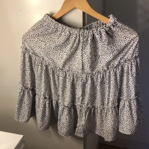 kjol från shein  - använd fåtal gånger. m men passar s (möjligtvis xs). frakten är inräknad i priset.