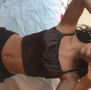 Topp - Brun topp från hm mycket trendig och väldig fin💕i väldigt bra skick och förtjänar bli använd av någon annan🤍magtröja 