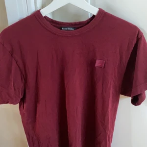 Acne Studios Face T-shirt XS - Snygg acne tisha i storlek XS (passar aningen större) i mycket bra skick. En färg man inte ofta ser