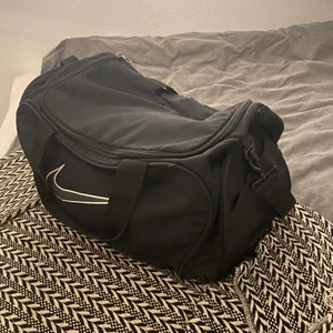 Väska  - Snygg Nike väska som inte kommit till användning på ett tag. Den är i bra skick, men kontakta om ni vill ha fler bilder. Köparen står för frakt ❤️