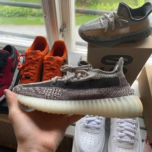 Yeezy 350 Zyon - Adidas yeezy 350 Zyon. Helt nya och oanvända. Skickas snabb och spårbar. Undrar ni över något? Skriv så svarar jag så fort jag kan 🙂