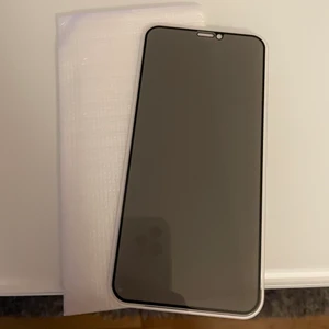Ny skärmskydd till Iphone X/Xs 📱 -  •Skärmskydd med anti spy-behandling i tunt härdat glas till iPhone X och iPhone XS •Behandlingen gör att skärmen blir svart när den ses från sidan. Endast du som använder skärmen rakt framifrån ser den tydligt. •Skyddar effektivt skärmen mot repor och skador utan att göra telefonen klumpig. •Passar till: Apple iPhone X, Apple iPhone XS. •Material: Härdat glas. •Pris: 75 kr 🚫Djurfritt och rökfritt hem 📍Kan mötes upp i Mölnlycke