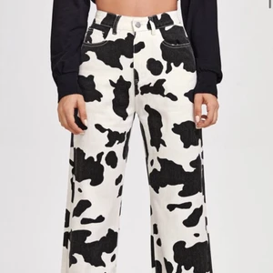 Cow print jeans, vida  - Använt 2 gånger, cow print jeans, vida i benen, storlek xxs men är som xs också 