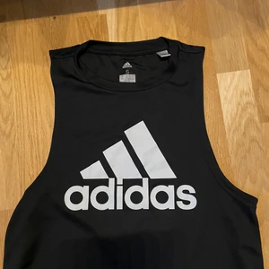 Adidas träningslinne stl S  - Säljer detta linne då det inte kommer till användning. Fint skick ser iprinsip ny ut. 