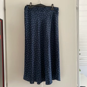 Kjol - strl S - Kjol från Monki i satinmaterial. Sparsamt använd. Köparen står för frakten! 🌞💫