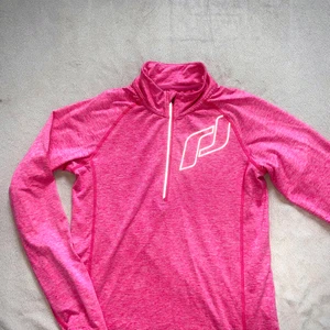 Färgglad träningströja - En riktigt stilig träningströja som gör sitt jobb bra. Inte mycket använd och därför i gott skick. En vacker färg som är svår att motstå och som även går att matcha med mycket annat fint. Har reflex fram och bak💕