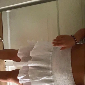 Vit volang kjol - Säljer denna urgulliga volang kjol som jag rekommenderar att inte ha starka färger på trosor under pga att den kan vara lite genomskinlig!💕  högsta bud: 240ink frakt