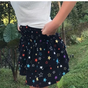 Stjärnkjol  - Superfin kjol ifrån loavies! Helt slutsåld och går inte att få tag i. Den är bara använd ett fåtal gånger💕