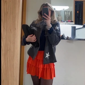 Volangkjol Zara  - Säljer nu denna jättefina, slutsålda volangkjol från Zara. Helt oanvänd. Köpte en i storlek S och en i M och säljer därav en av dem nu. Köpare står för frakt 🧡🧡 