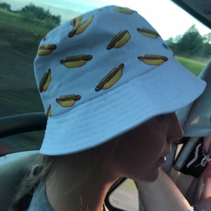 Korv buckethat - Skitbra skick, ordinarie pris 500kr, buda i kommentarerna💕