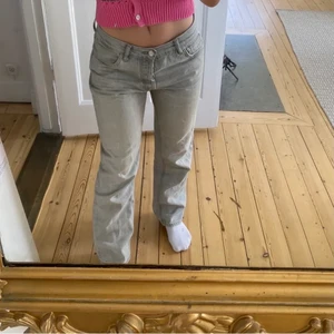 Lågmidjade gråa jeans  -  Lånade bilder. Ett par jätte fina lågmidjade jeans med bra passform ifrån mango storlek 38, jag är cirka 170 cm och på mig satt byxorna lite för kort. Skriv privat om ni har fler frågor🐨🤍