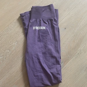 Gymshark tights - Jättefina träningstights från gymshark. Helt slutsålda på hemsidan! Använd ett fåtal gånger! Sitter väldigt bra på och har bra passform! Strl S! 250 kr!