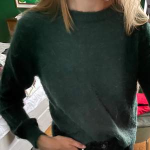 Superskönt tröja i grön färg. Härligt material för en svalare sommarkväll.🥰 Tröjan är i storlek S.