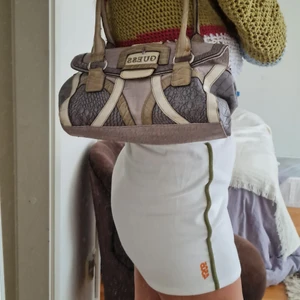 Guess väska - Skotcool väska från guess riktig yk2 vibes med mycket förvaring och 6 olika fack i väskan.  budgivning och sälj bara till bra pris! Hör av dig om du är intresserad 🌟 köparen står för frakten 