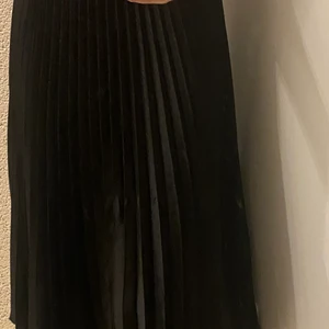 Söt kjol - Svart kjol från hm köpt för 400 o säljer för 100kr+ frakt strl xs använd fåtal ggr💗