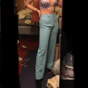 Blåa vintage byxor - Super snygga blåa vintage byxor från 90talet. Det står storlek 40 men dom passar mer som 36-38