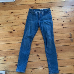 Levi Slimming Skinny Jeans strl. 27 - Säljer ett par levi som är i stort sett i nyskick! inga synliga hål eller slitningar! kan hämtas upp i Stockholm annars står köparen för frakt :)