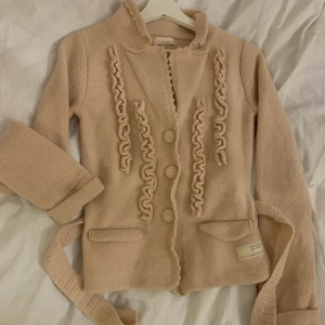 Odd Molly kofta  - Säljer en superfin Odd Molly kofta i en ljusrosa färg. Blev lite orättvisa bilder på plaggets färg. Den är fint bevarad och i fint skick. Endast använt den ett fåtal gånger. Storlek 1 