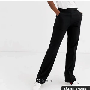 Kostymbyxor ifrån Asos - Säljer mina svarta fina kostymbyxor från Asos. Storleken är 36 och passar mig perfekt som vanligtvis bär 34/36/S. Säljer dem pga att jag har så många kostymbyxor!